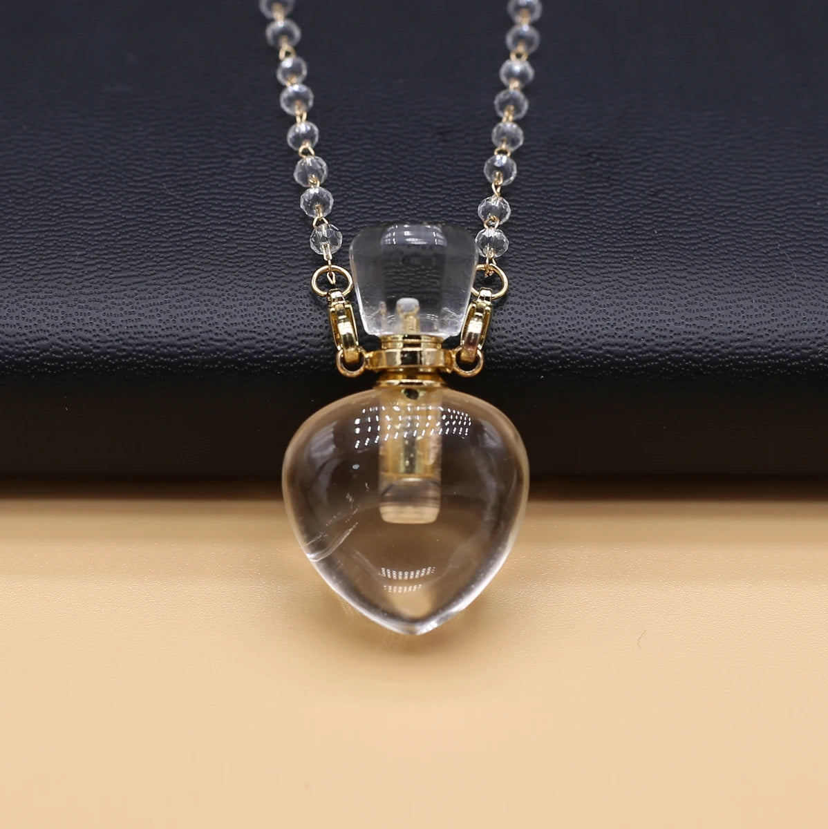 Pendentif Diffuseur d’Huiles Essentielles en Quartz Naturel
Essential Oil Diffuser Necklace in Natural Clear Quartz