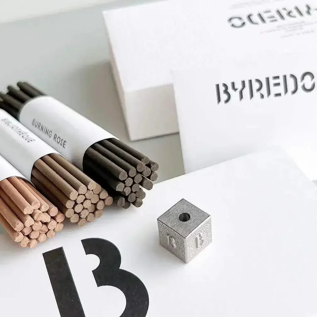 Bâtonnets d’encens – Collection Byredo
/ Incense Sticks – Byredo Collection