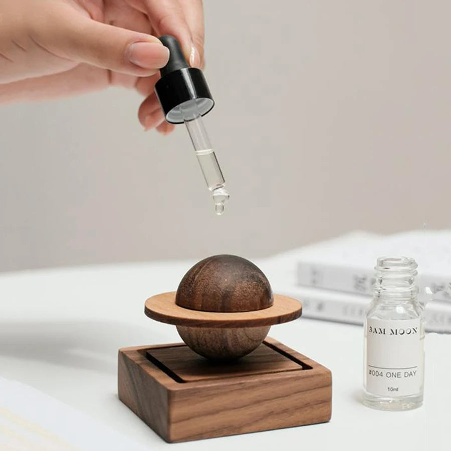 Diffuseur d’Huiles Essentielles en Bois – Design Planète / Wooden Essential Oil Diffuser – Planet Design