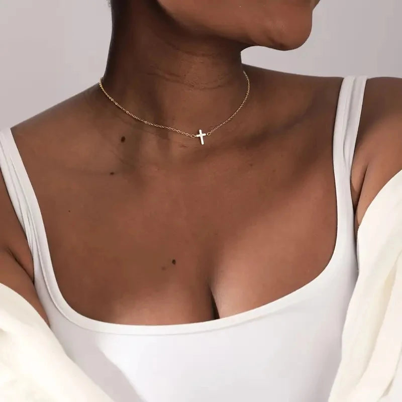 Collier croix dorée – Foi discrète