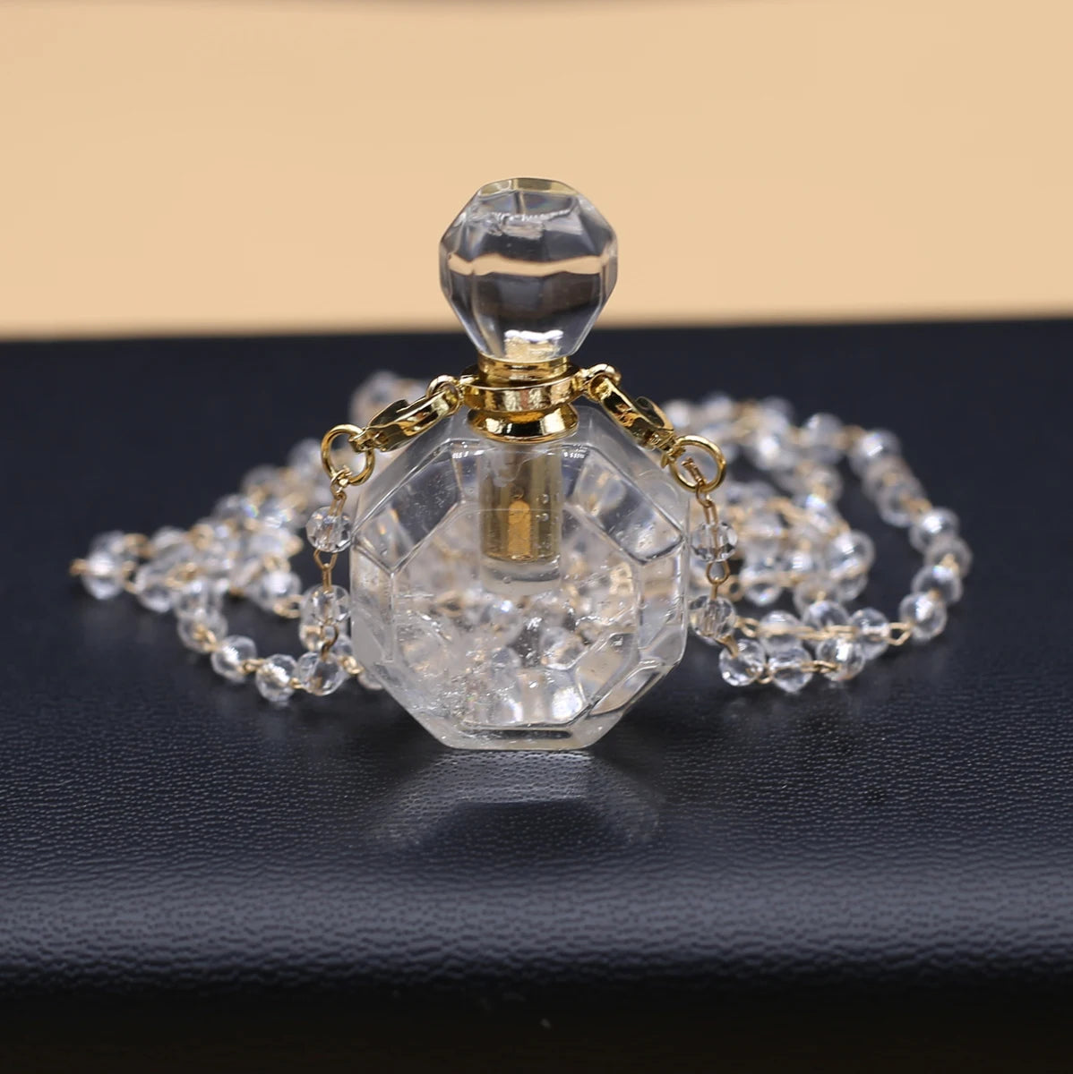 Pendentif Diffuseur d’Huiles Essentielles en Quartz Naturel
Essential Oil Diffuser Necklace in Natural Clear Quartz