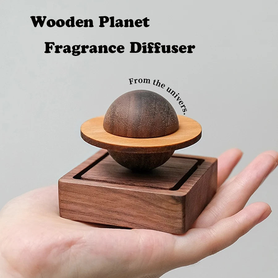 Diffuseur d’Huiles Essentielles en Bois – Design Planète / Wooden Essential Oil Diffuser – Planet Design