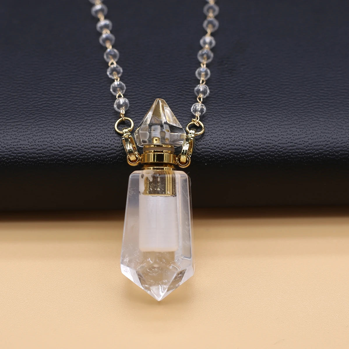 Pendentif Diffuseur d’Huiles Essentielles en Quartz Naturel
Essential Oil Diffuser Necklace in Natural Clear Quartz