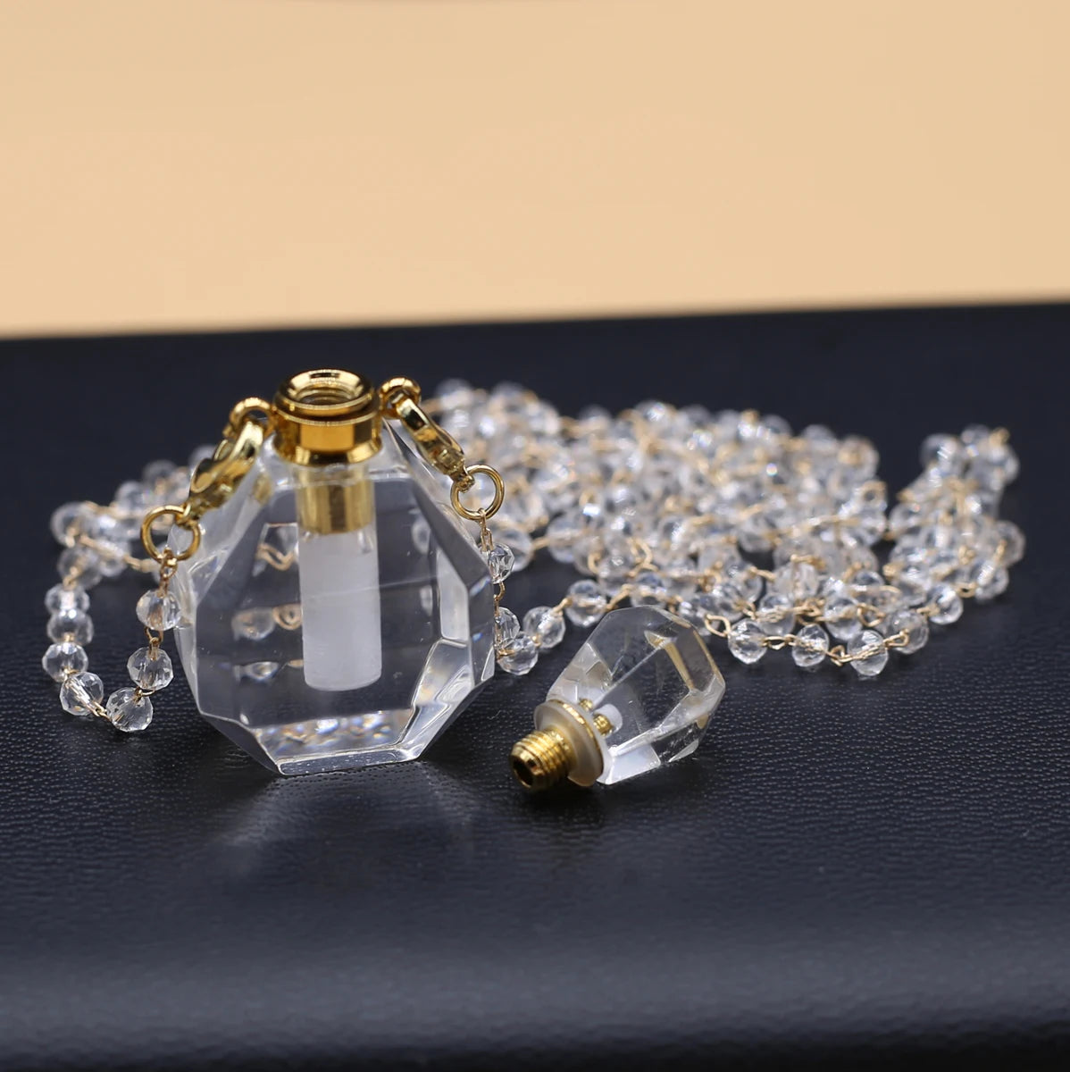 Pendentif Diffuseur d’Huiles Essentielles en Quartz Naturel
Essential Oil Diffuser Necklace in Natural Clear Quartz